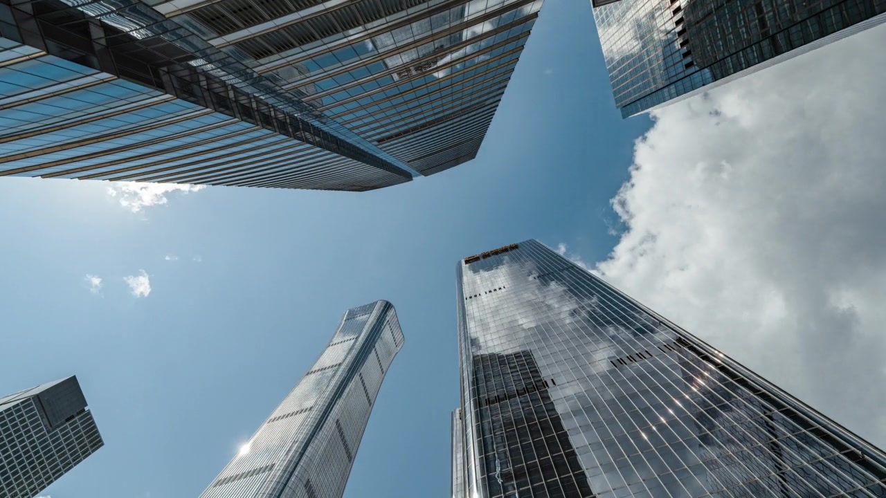T/L PAN：高层企业建筑、摩天大楼和天空的低角度视图视频素材画面3