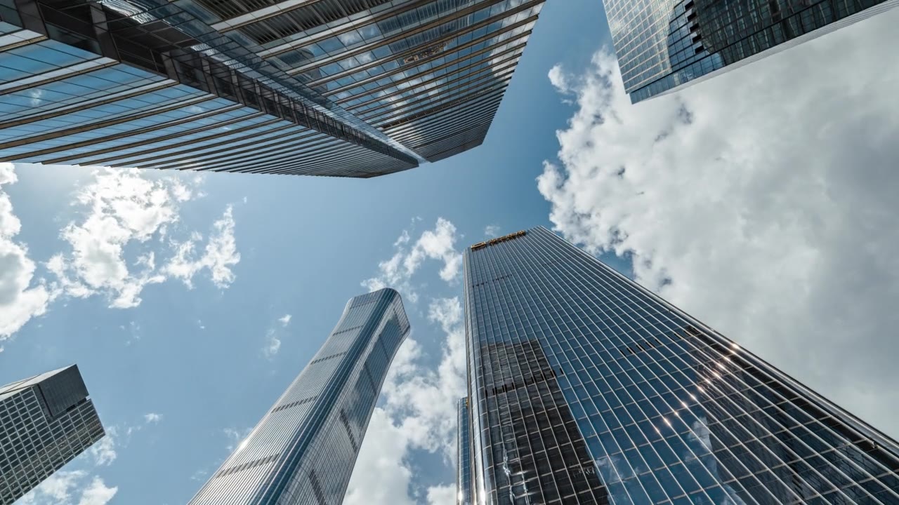 T/L PAN：高层企业建筑、摩天大楼和天空的低角度视图视频素材画面4