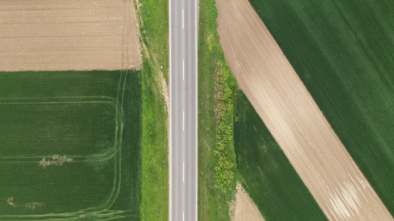 公路上通行乡间风景，鸟瞰视频素材