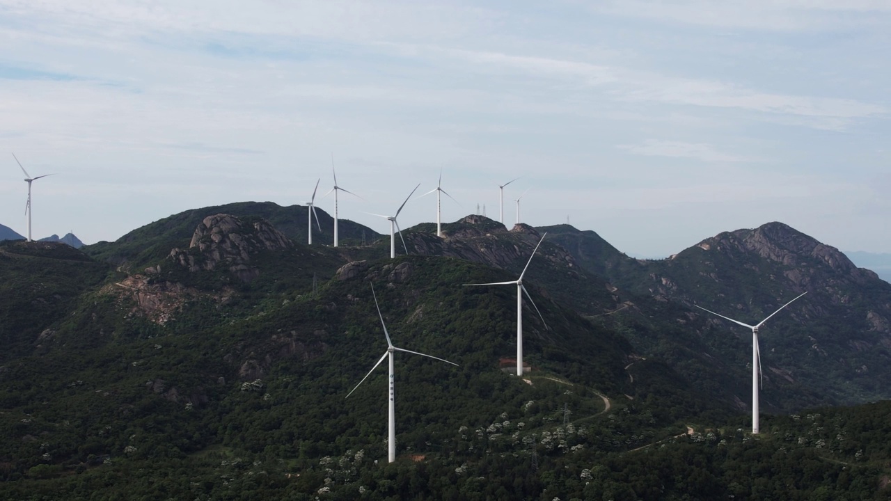 山顶上的风电场视频素材