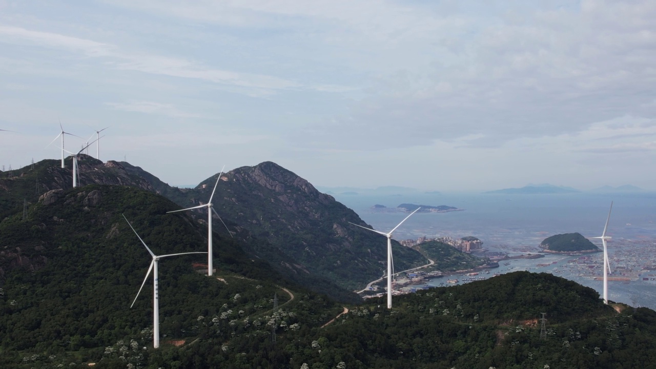 山顶上的海上风电场视频素材