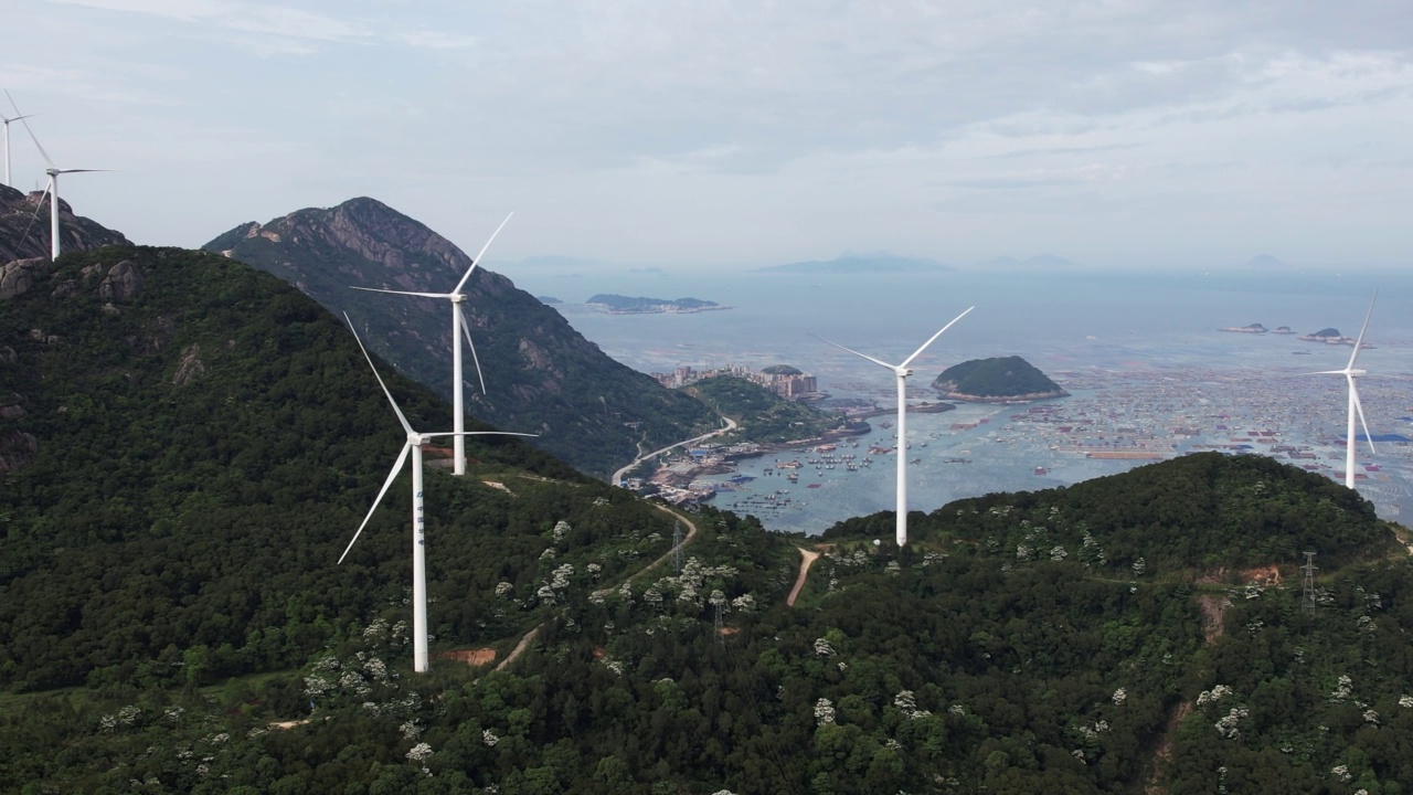 山顶海上风电场的高角度视图视频素材