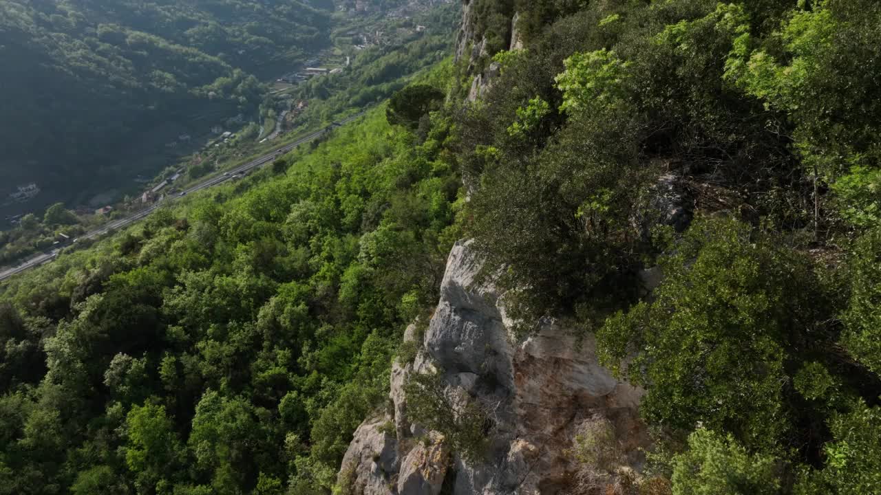 一对攀岩夫妇到达绿色山丘上的岩石顶峰视频素材