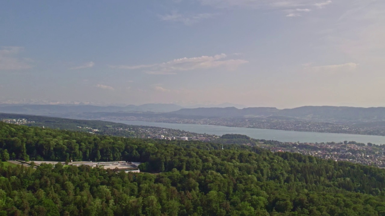 在阳光明媚的春日，鸟瞰Zürich与Zürich湖的风景和城市。视频素材