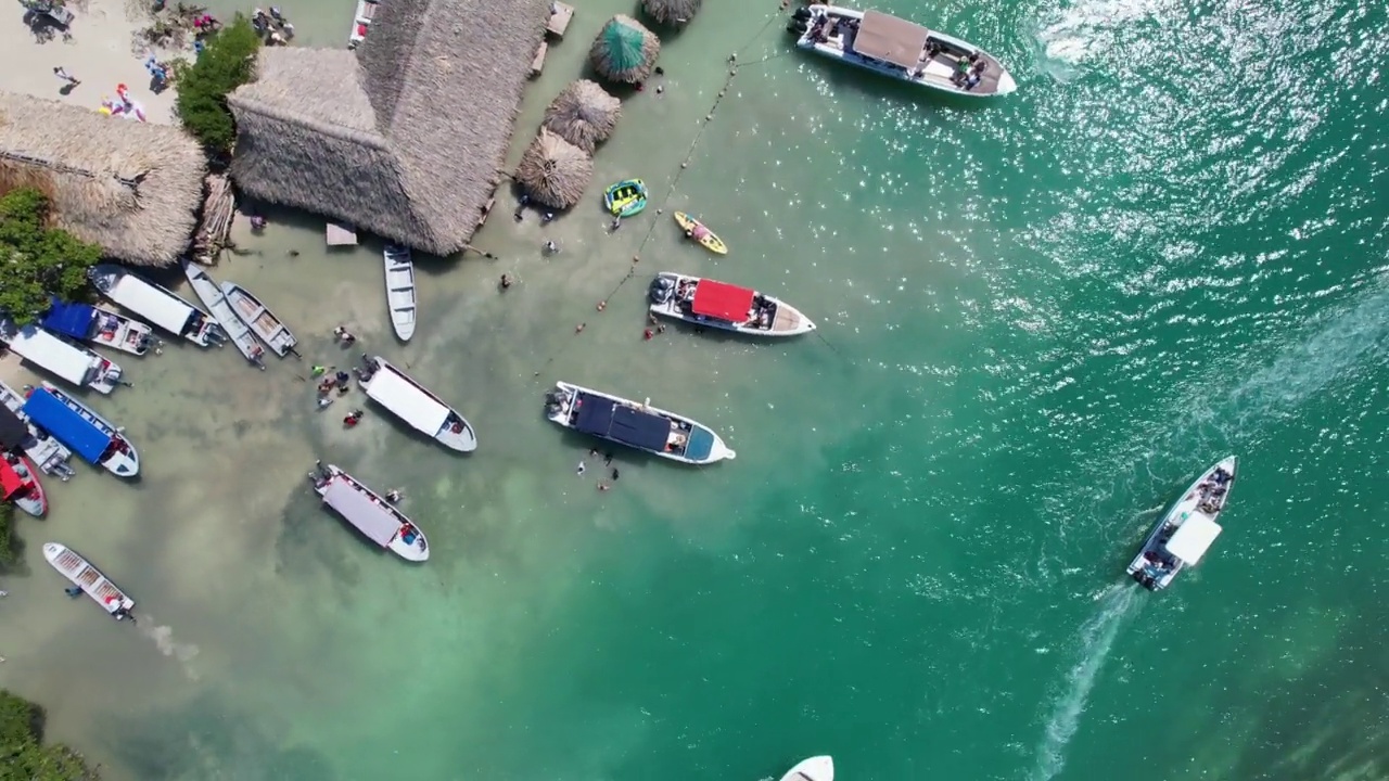 鸟瞰罗萨里奥群岛(Islas del Rosario)在哥伦比亚加勒比海岸地区卡塔赫纳德印第亚斯海岸。视频素材