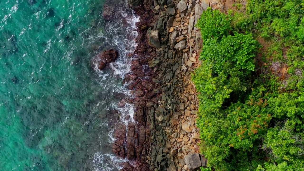 AH -鸟瞰蓝色海洋景观视频素材