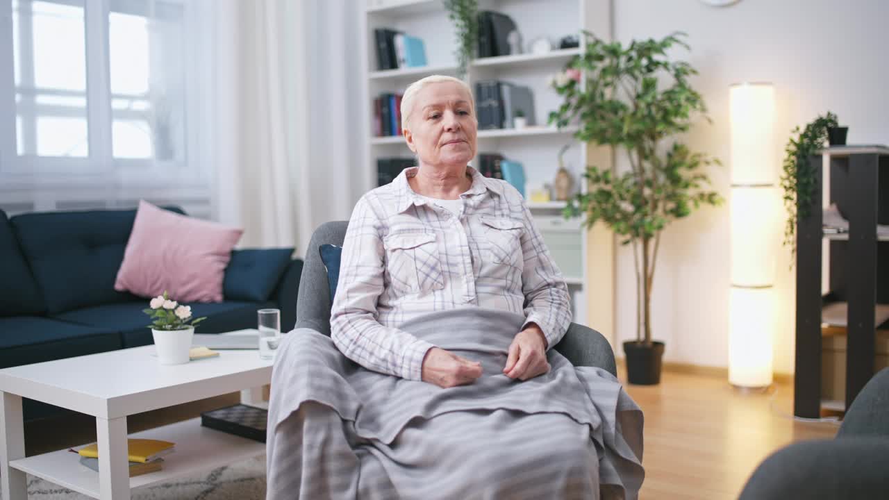 退休的家庭护士给成熟的女人吃饭，照顾一个房客视频素材