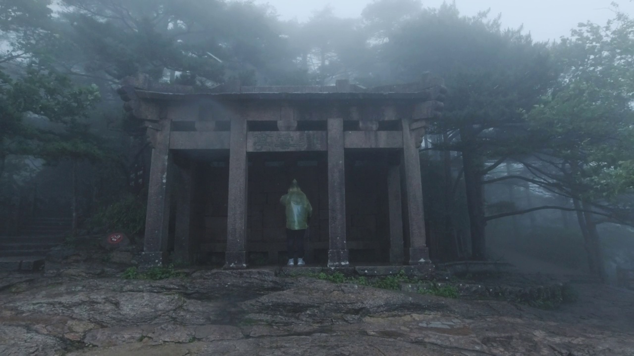 中国安徽黄山，游人在雨中经过亭子视频素材画面2