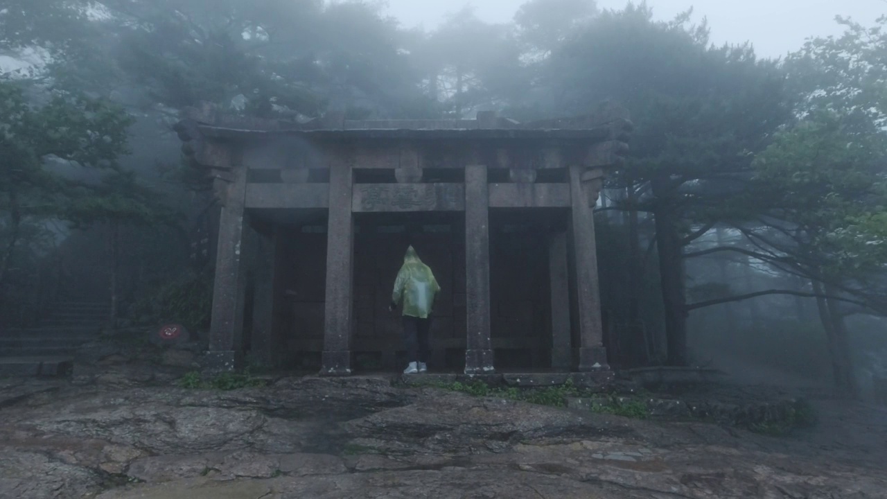中国安徽黄山，游人在雨中经过亭子视频素材画面4