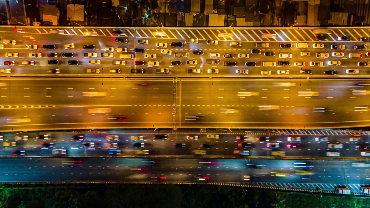 在夜间多条高速公路上的高峰时段交通鸟瞰图，高空拍摄视频素材