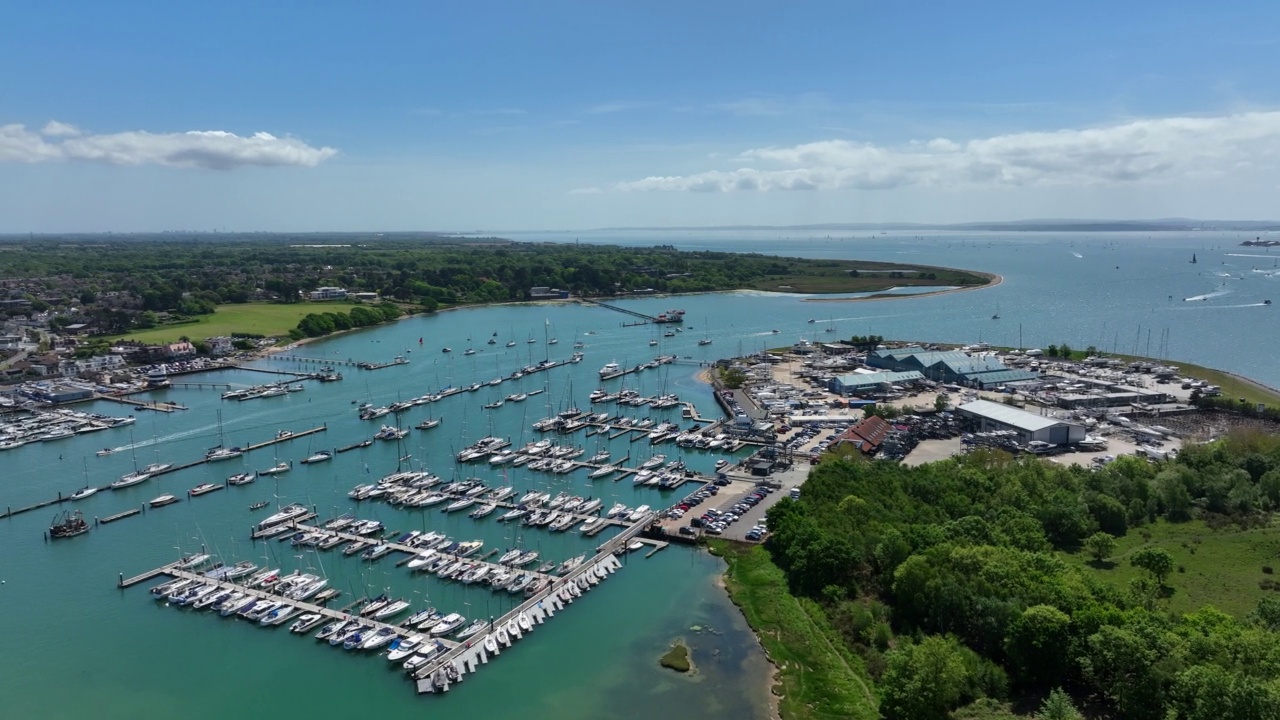 夏季鸟瞰图中的Point Hamble Marina视频素材