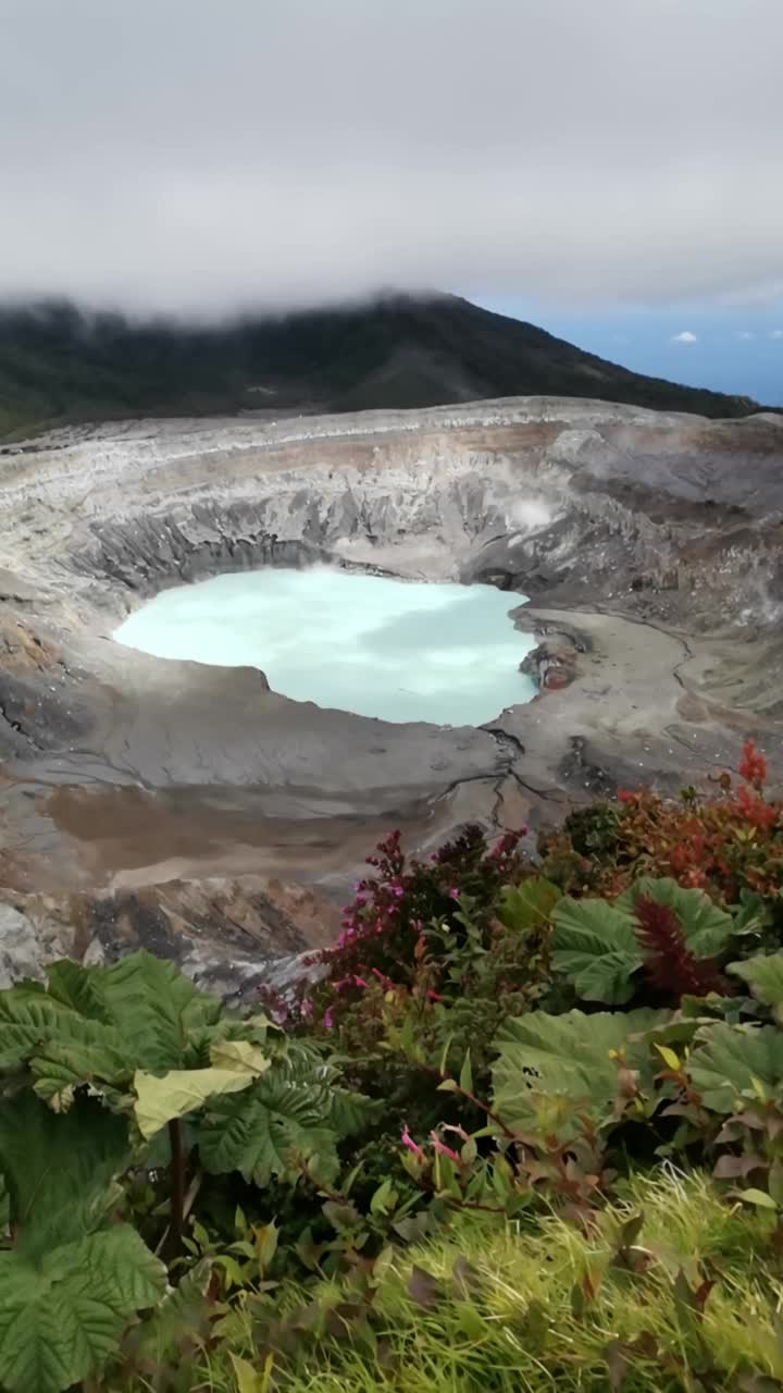 波阿斯火山和心形的火山口湖。2022年2月，哥斯达黎加。视频素材