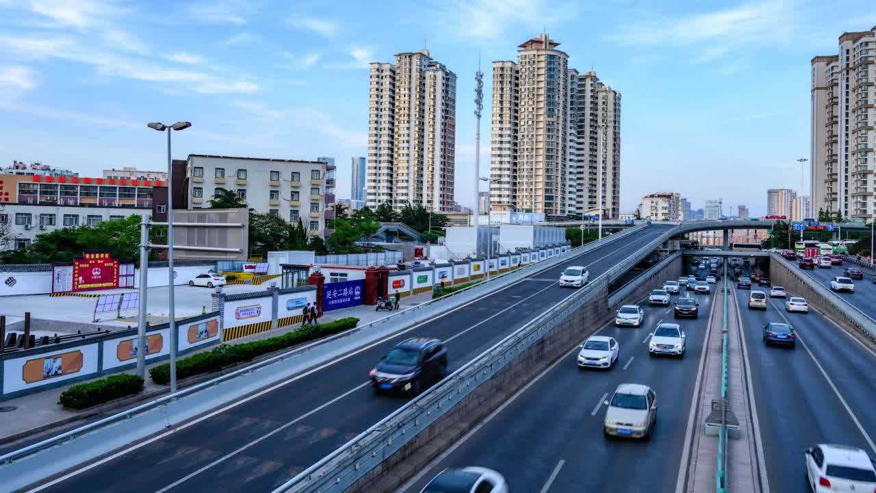 城市道路立交桥交通状况。黄昏到夜晚快速运动时间推移。视频素材