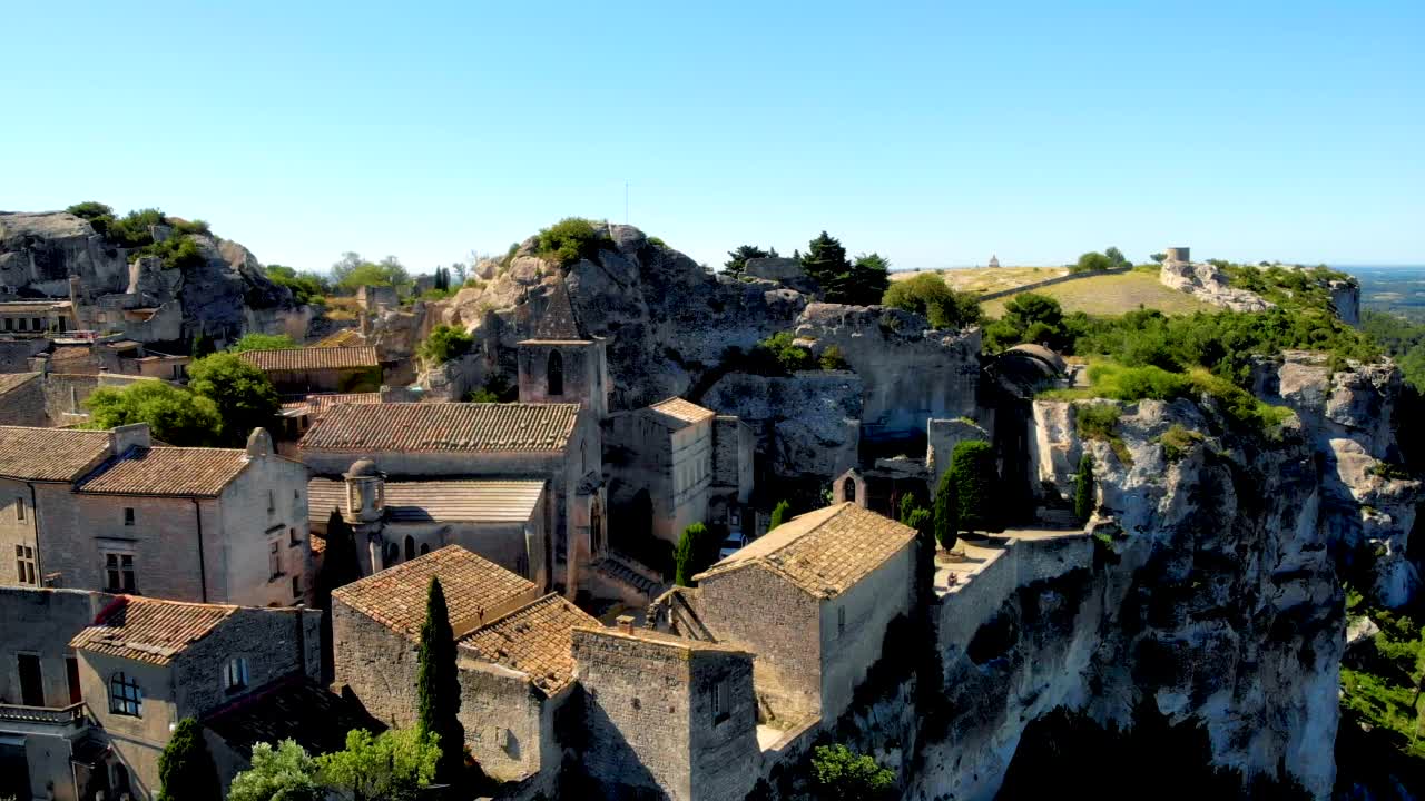 Les Baux村，Les Baux de普罗旺斯村就在岩石的形成和它的城堡上。法国、欧洲。无人机的观点视频素材