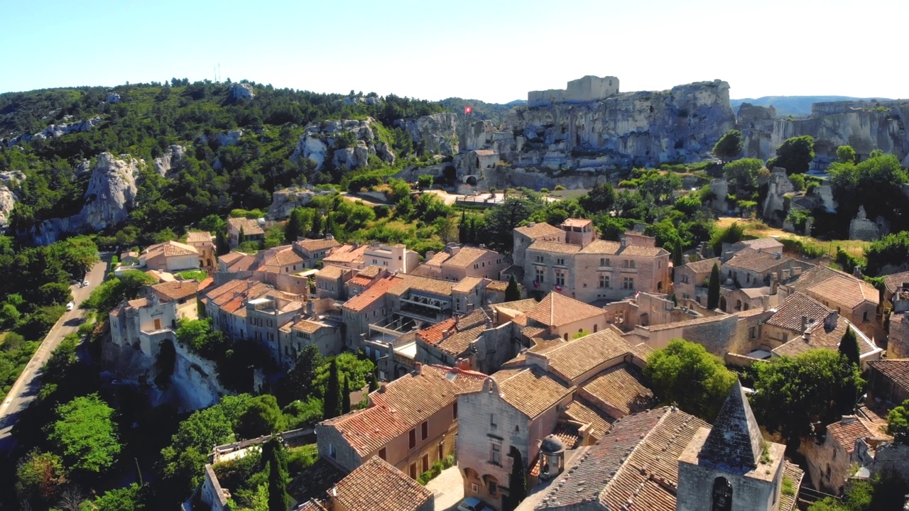 Les Baux村，Les Baux de普罗旺斯村就在岩石的形成和它的城堡上。法国、欧洲。无人机的观点视频素材