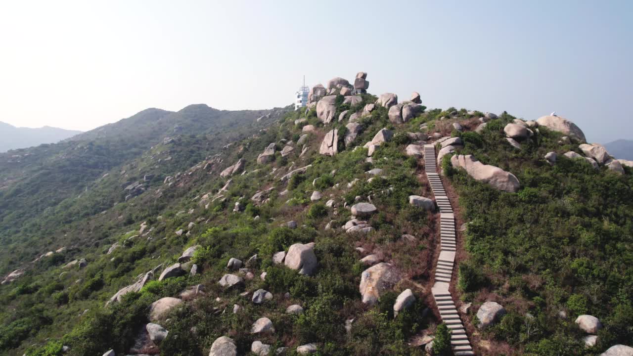 在南丫岛近索罟湾，美丽的鸟瞰图飞过山丘和山脉视频素材