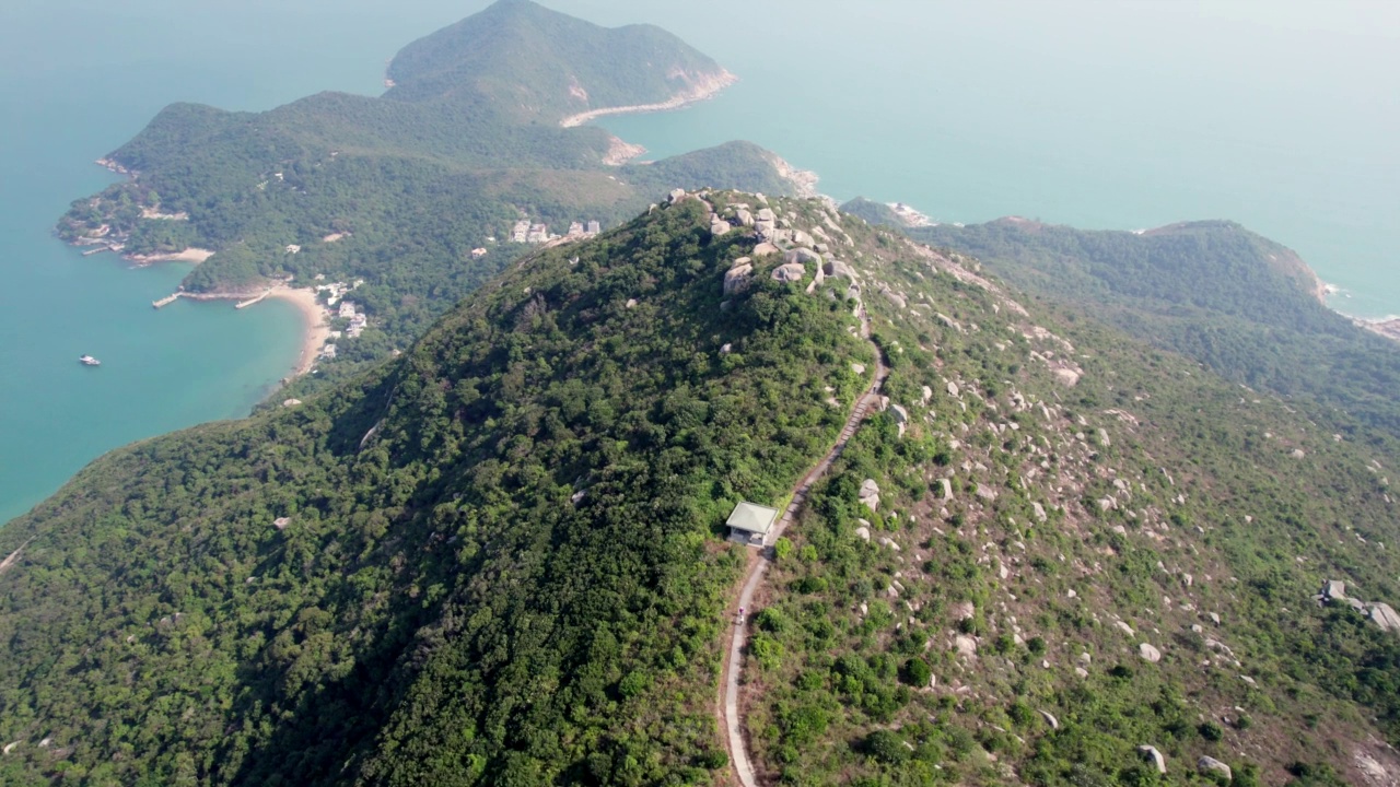 在南丫岛近索罟湾，美丽的鸟瞰图飞过山丘和山脉视频素材