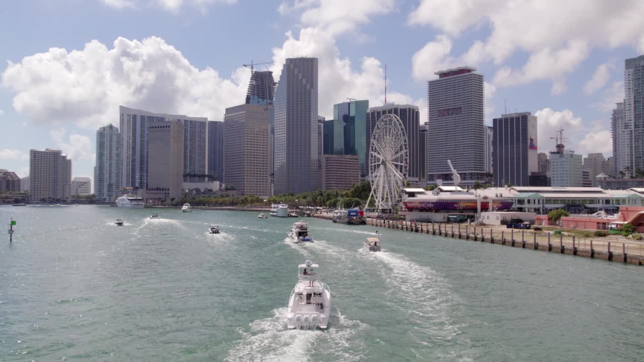 空中:摩天轮由著名的美国餐厅，无人机飞行向前在海上城市-迈阿密，佛罗里达州视频素材