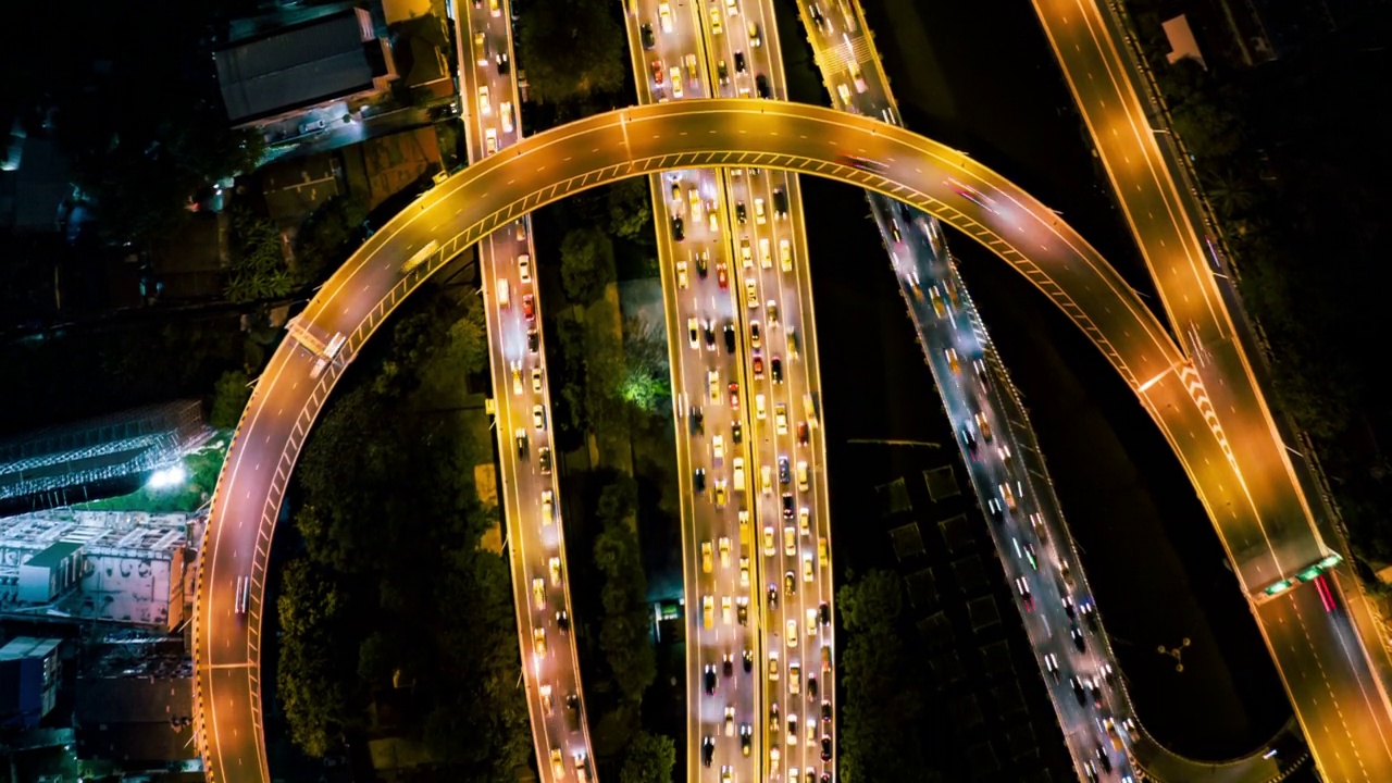 夜间多条高速公路高峰时段交通的鸟瞰图视频素材