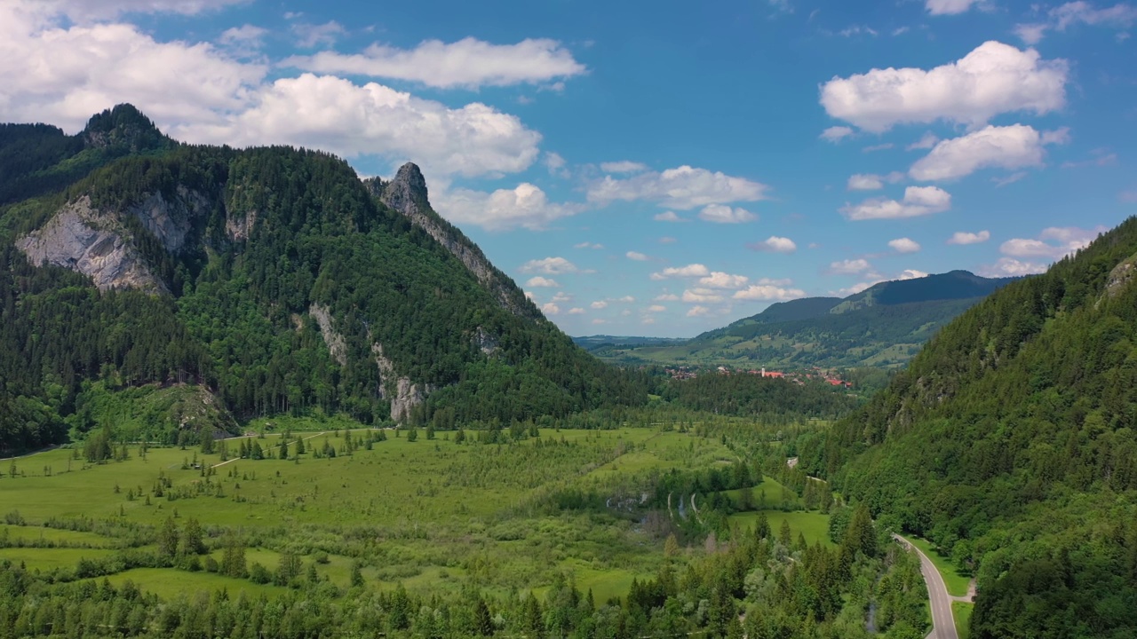 奥伯拉玛高的山景。山脚下绿油油的草地。视频下载