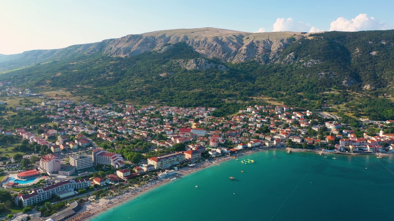 Baška海滩附近的无人机视图，克罗地亚视频下载