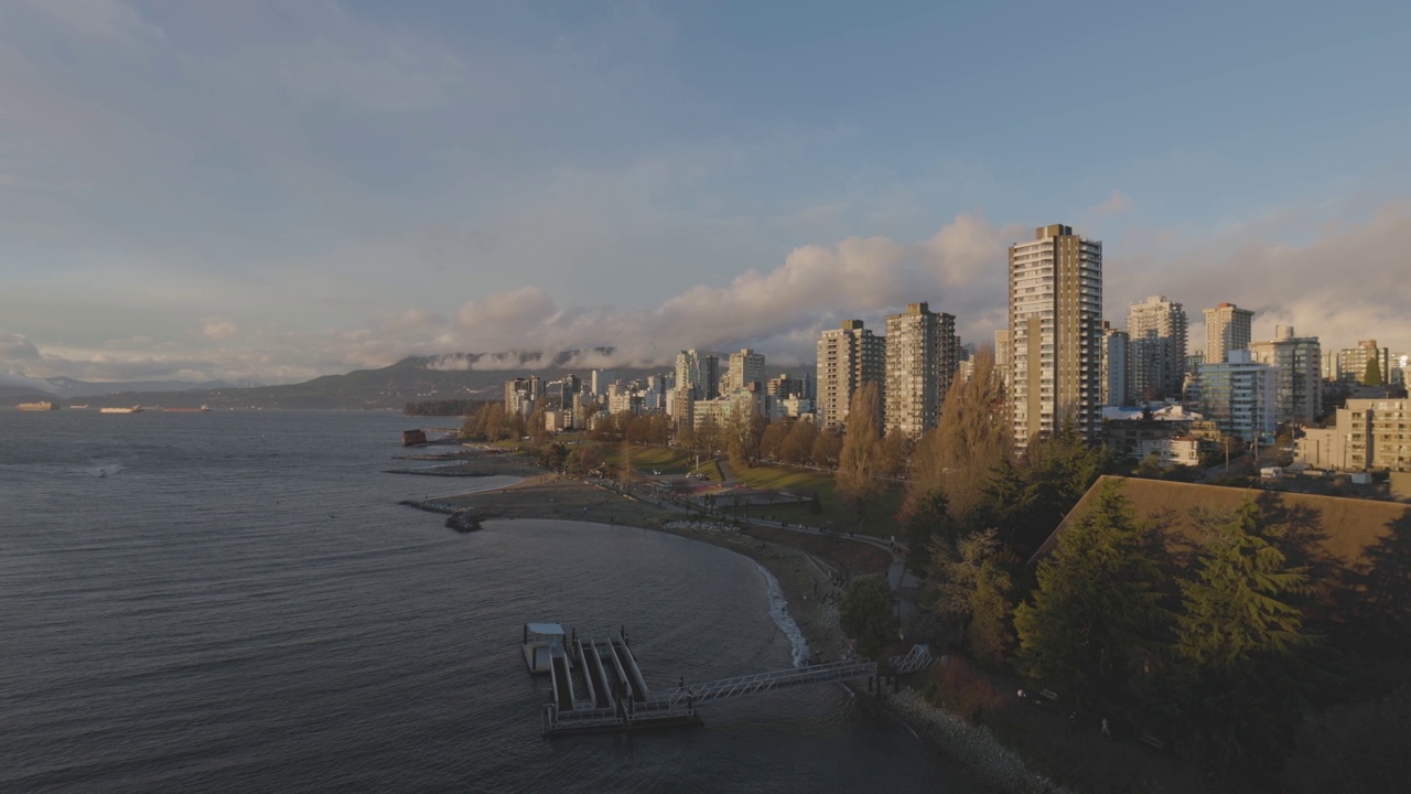 现代城市的鸟瞰图，在太平洋西海岸有一处海滩。视频素材