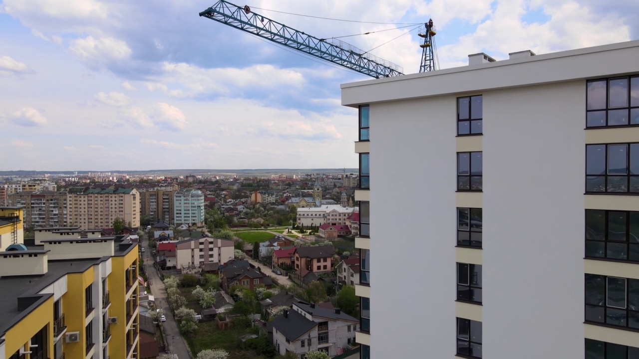 在建塔式起重机及整体框架高层住宅楼。房地产开发视频素材