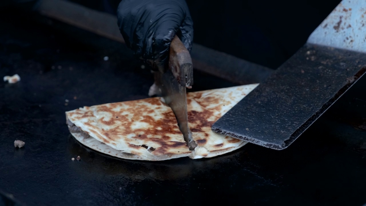 在烤架上烤着街头牛排玉米饼视频素材