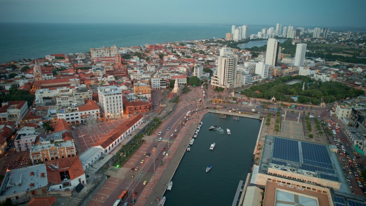 哥伦比亚卡塔赫纳大教堂的历史城市Hyperlapse view Bolívar延时航拍视频素材