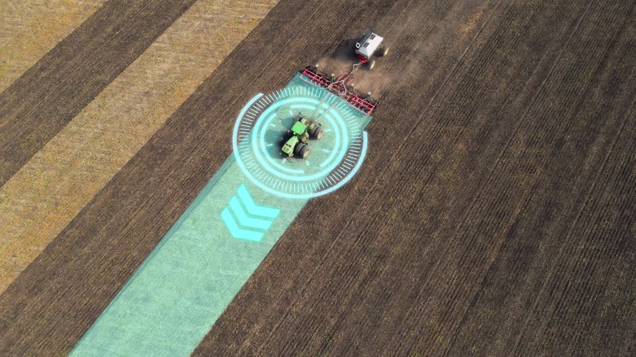 拖拉机在春天犁地施肥视频素材