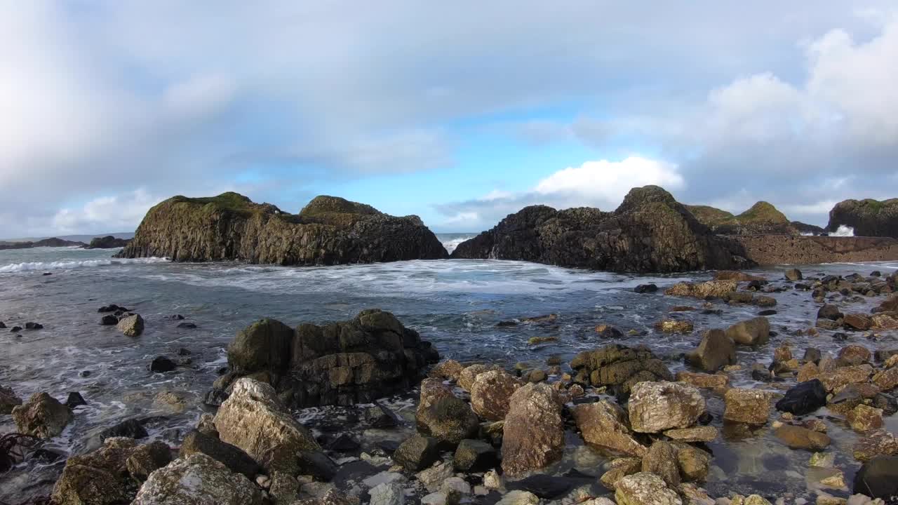 海浪冲击岩石视频素材