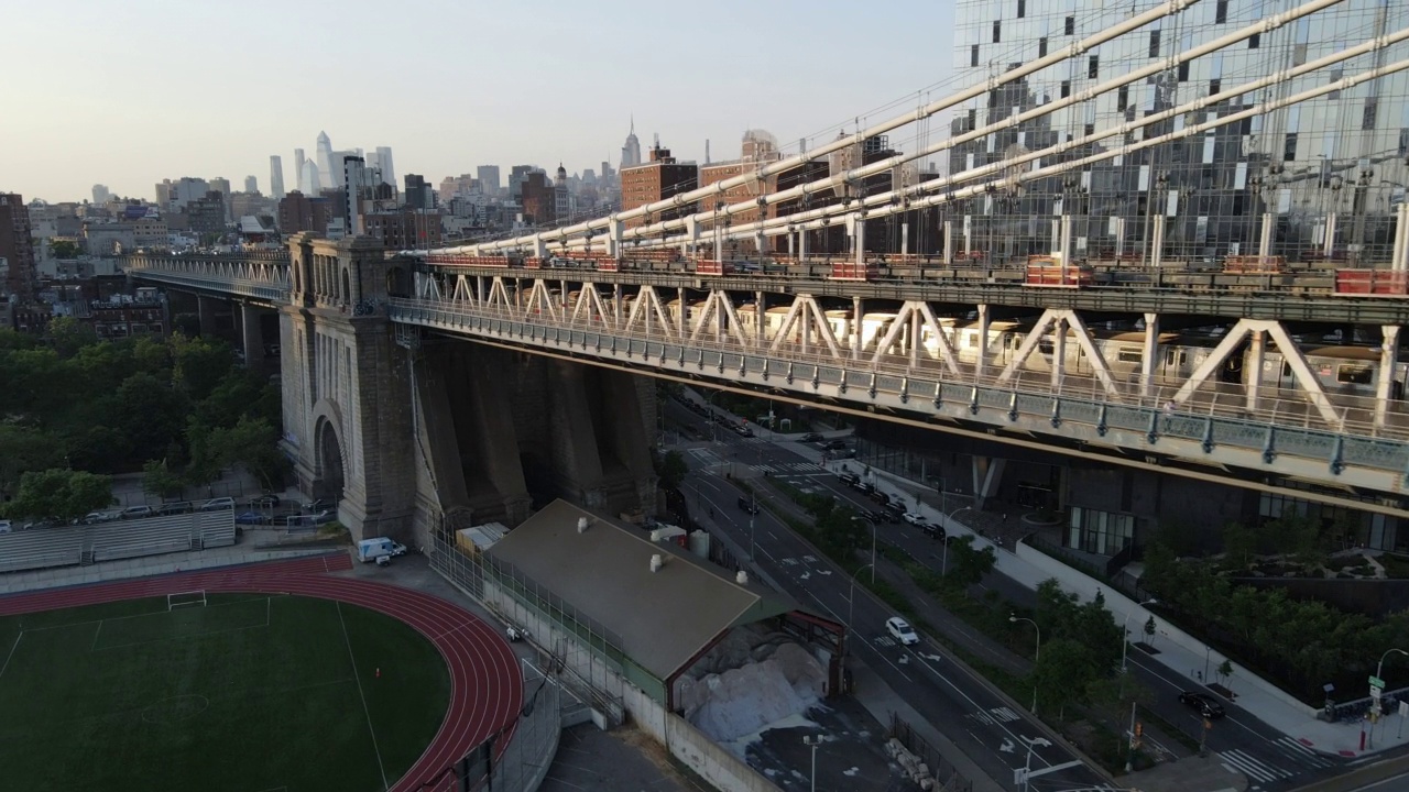 一列穿过纽约市的地铁鸟瞰图视频素材