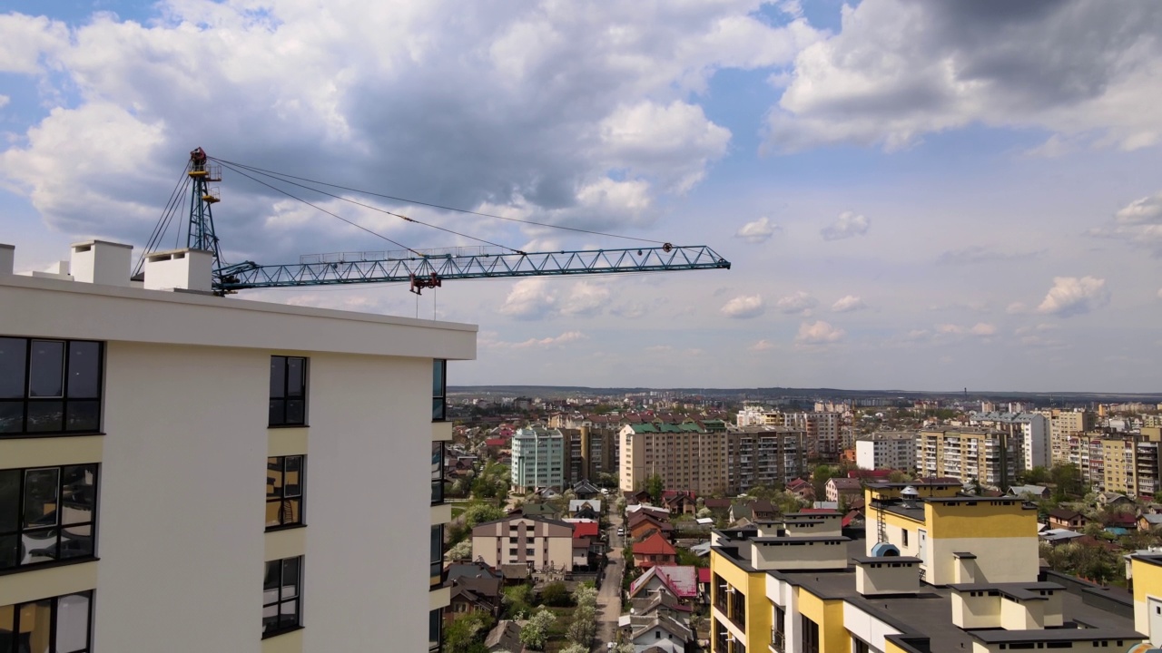 在建塔式起重机及整体框架高层住宅楼。房地产开发视频素材