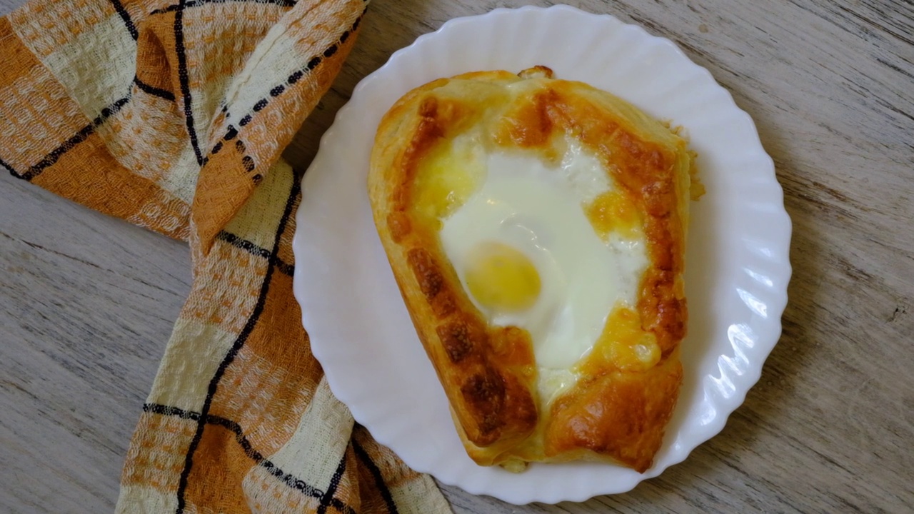 装满苏古尼奶酪和鸡蛋的面团船。Adjarian khachapuri。传统的格鲁吉亚菜。视频素材