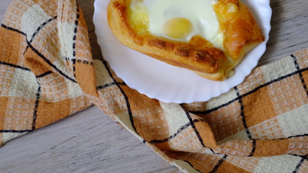 装满苏古尼奶酪和鸡蛋的面团船。Adjarian khachapuri。传统的格鲁吉亚菜。视频素材