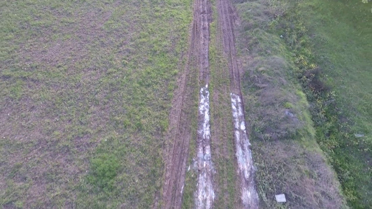 空中泥泞的道路在田间视频素材