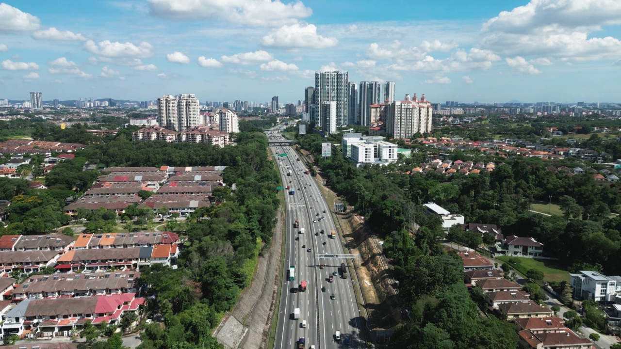 无人机视角郊区多车道高速公路通往城市视频素材