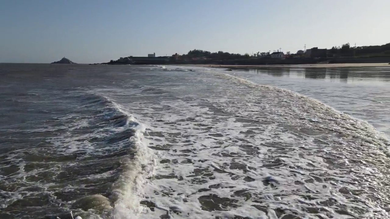 海浪沿着海岸线，海滩和遥远的岛屿视频素材