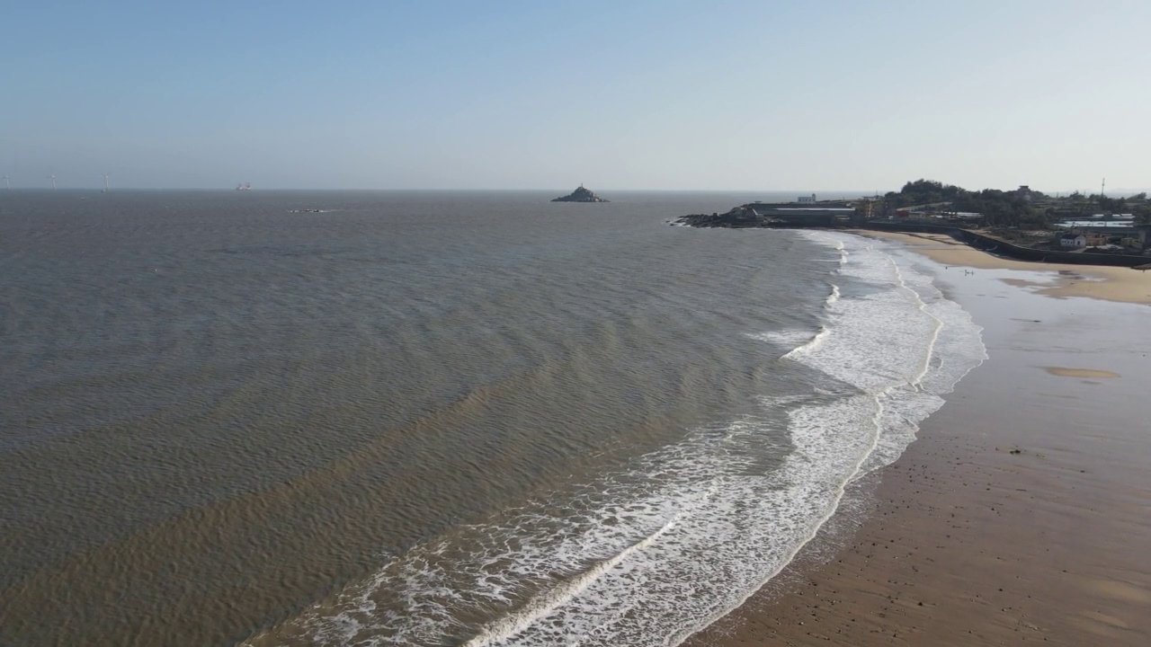 海浪沿着海岸线，海滩和遥远的岛屿视频素材