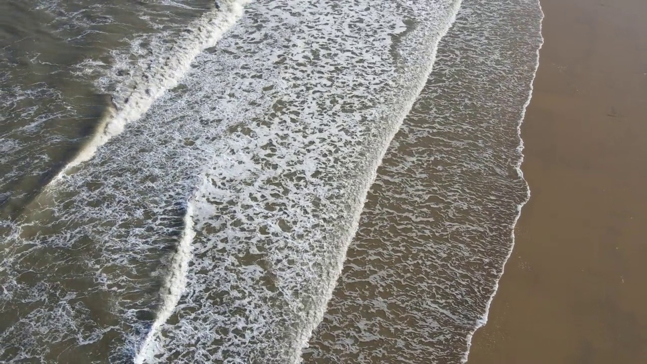 沿着海岸线的海滩和海浪的鸟瞰图视频素材