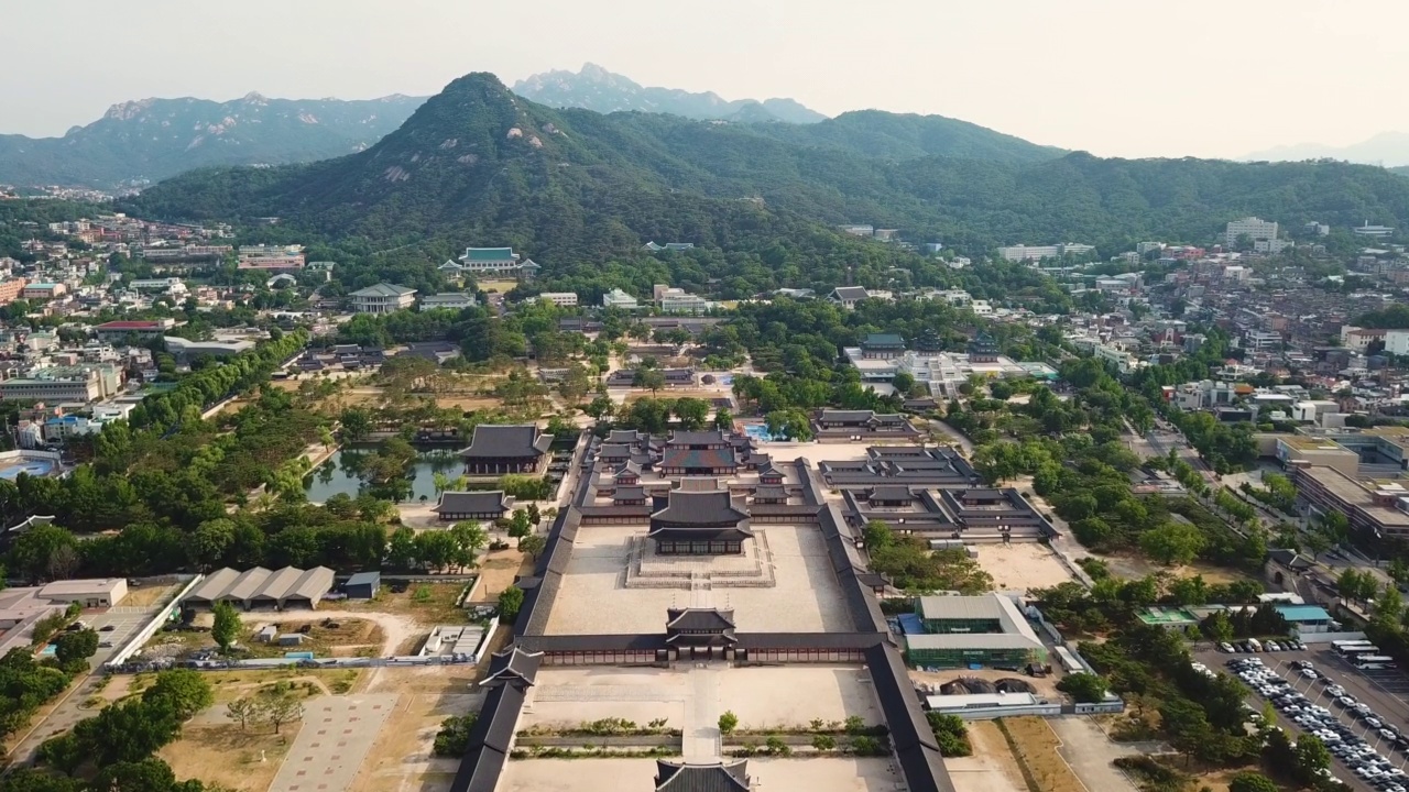 北岳山，兴礼门，敬正门，敬正殿，敬会楼——景福宫附近的市中心，韩国国立民俗博物馆，韩国首尔钟路区青瓦台视频素材