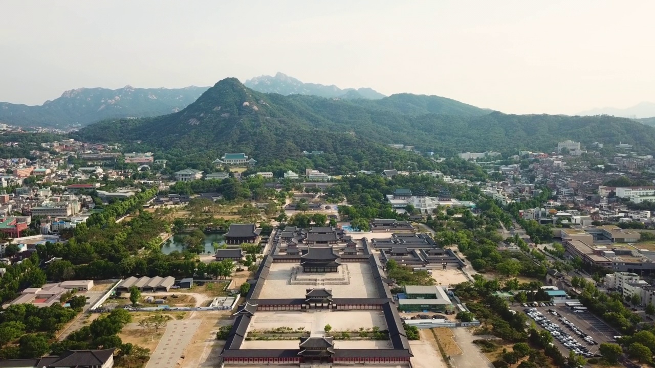 北岳山，兴礼门，敬正门，敬正殿，敬会楼——景福宫附近的市中心，韩国国立民俗博物馆，韩国首尔钟路区青瓦台视频素材