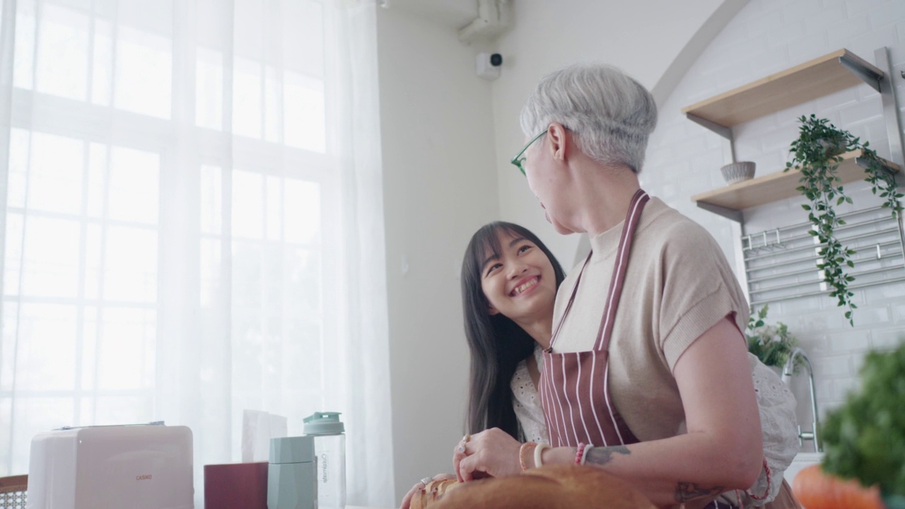 女儿亚西亚在厨房里拥抱她的母亲视频素材