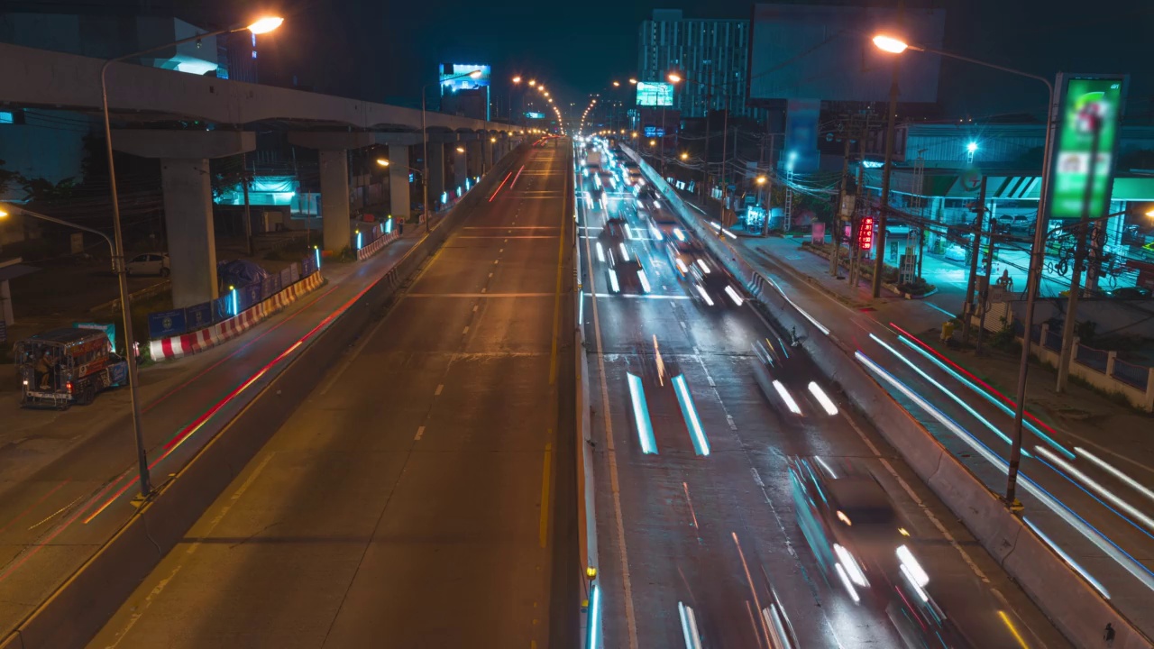 4K Time在夜间拥挤的道路上行驶。视频素材