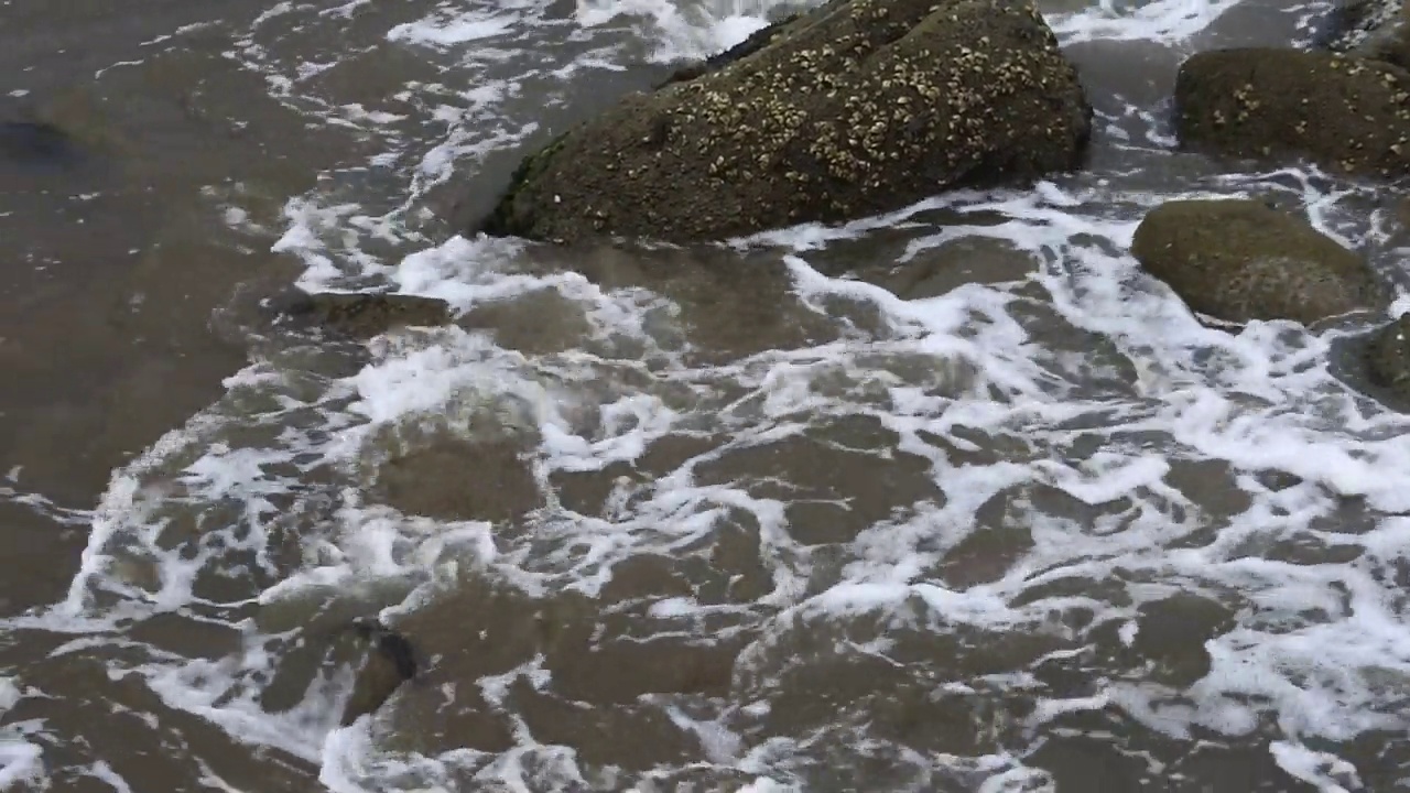 海浪和水的视频涟漪在大海。抽象的画面。高清视频视频素材