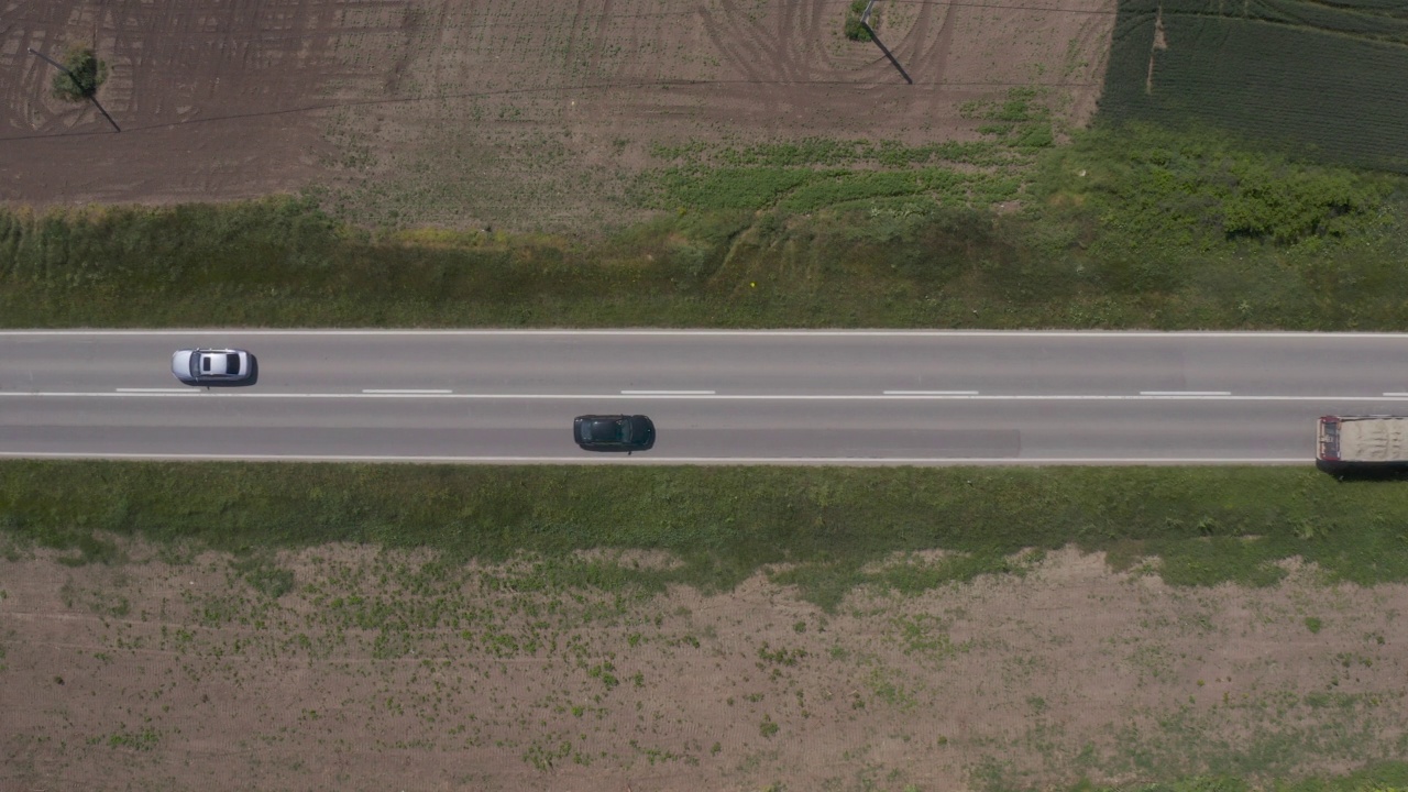 航拍的公路交通通过农村景观-卡车和汽车在高速公路上视频素材