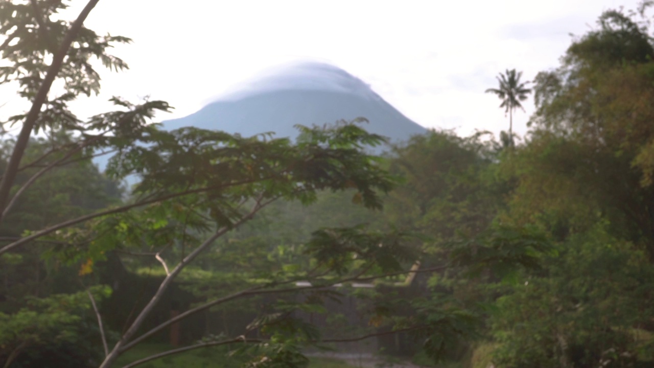 默拉皮火山在日惹，印度尼西亚锥状云峰。视频素材