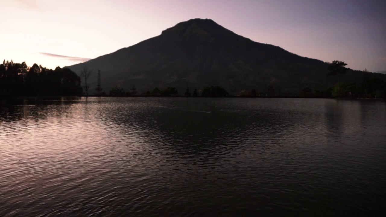 松滨山全景，湖和锦鲤视频素材