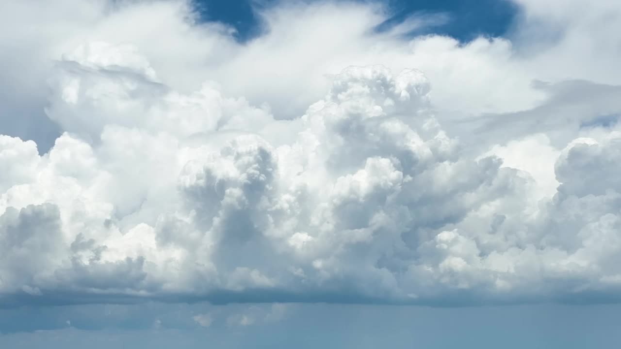 城郊地区在大雨来临之前，乌云在阴沉的天空中形成视频素材