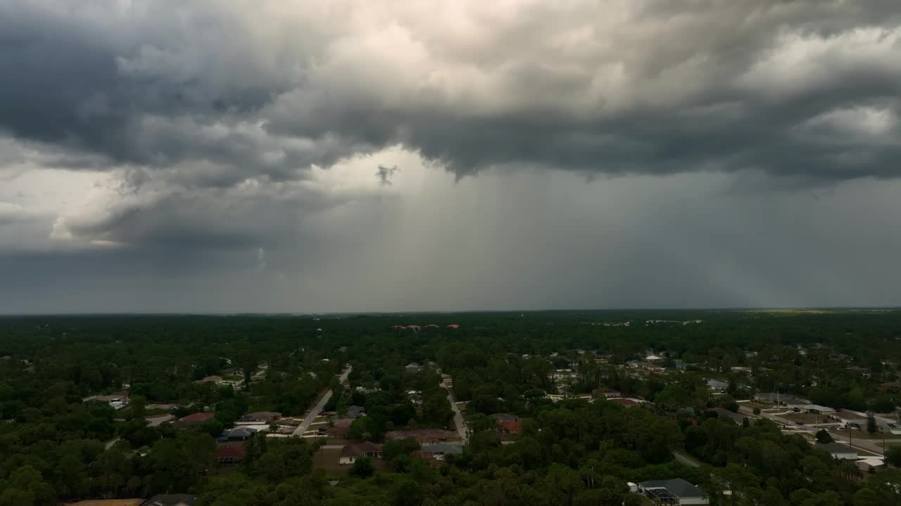 城郊地区在大雨来临之前，乌云在阴沉的天空中形成视频素材